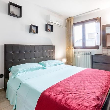 Lecce Colorful Flat With Terrace & Parking Apartment Ngoại thất bức ảnh