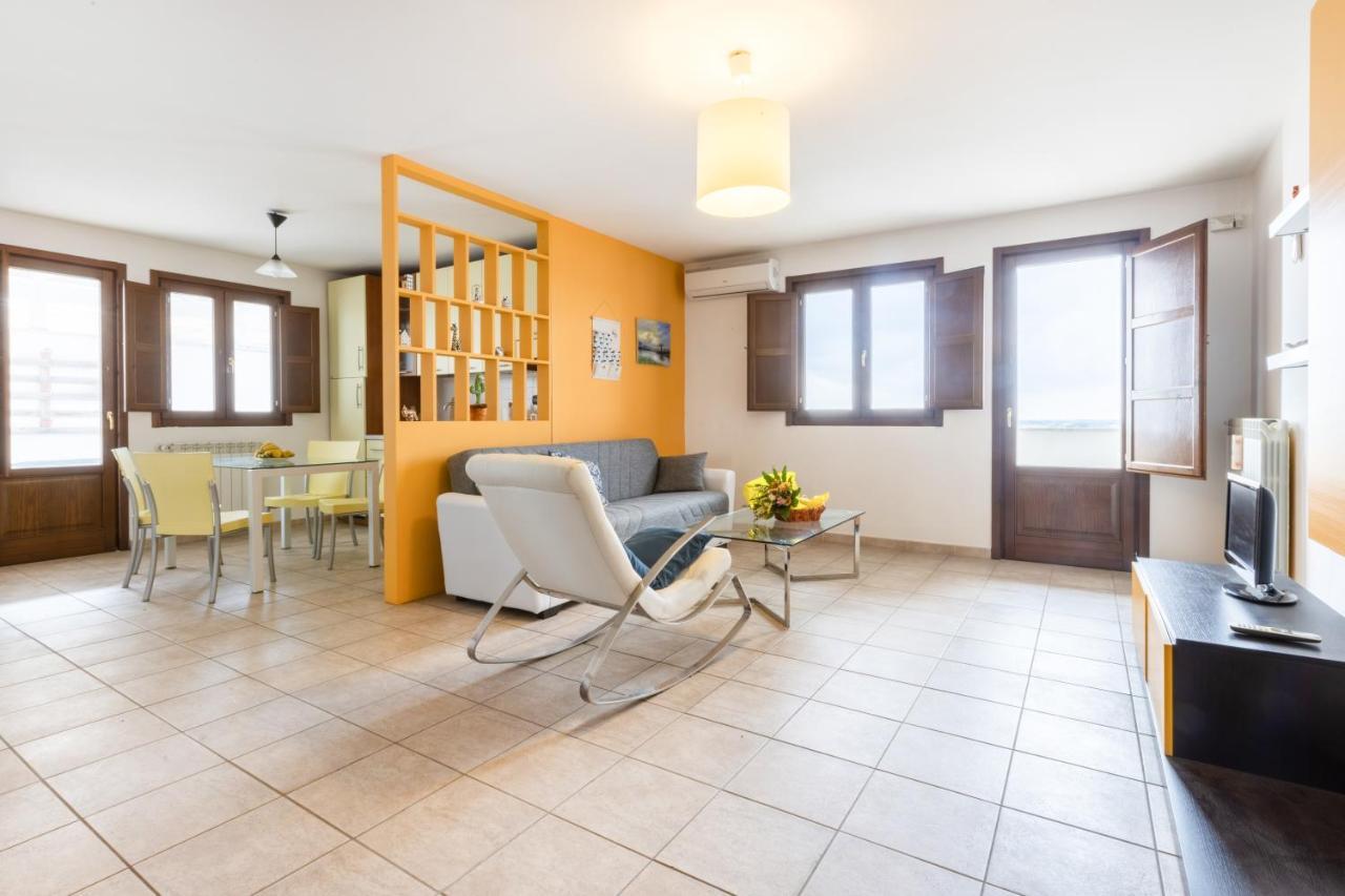 Lecce Colorful Flat With Terrace & Parking Apartment Ngoại thất bức ảnh