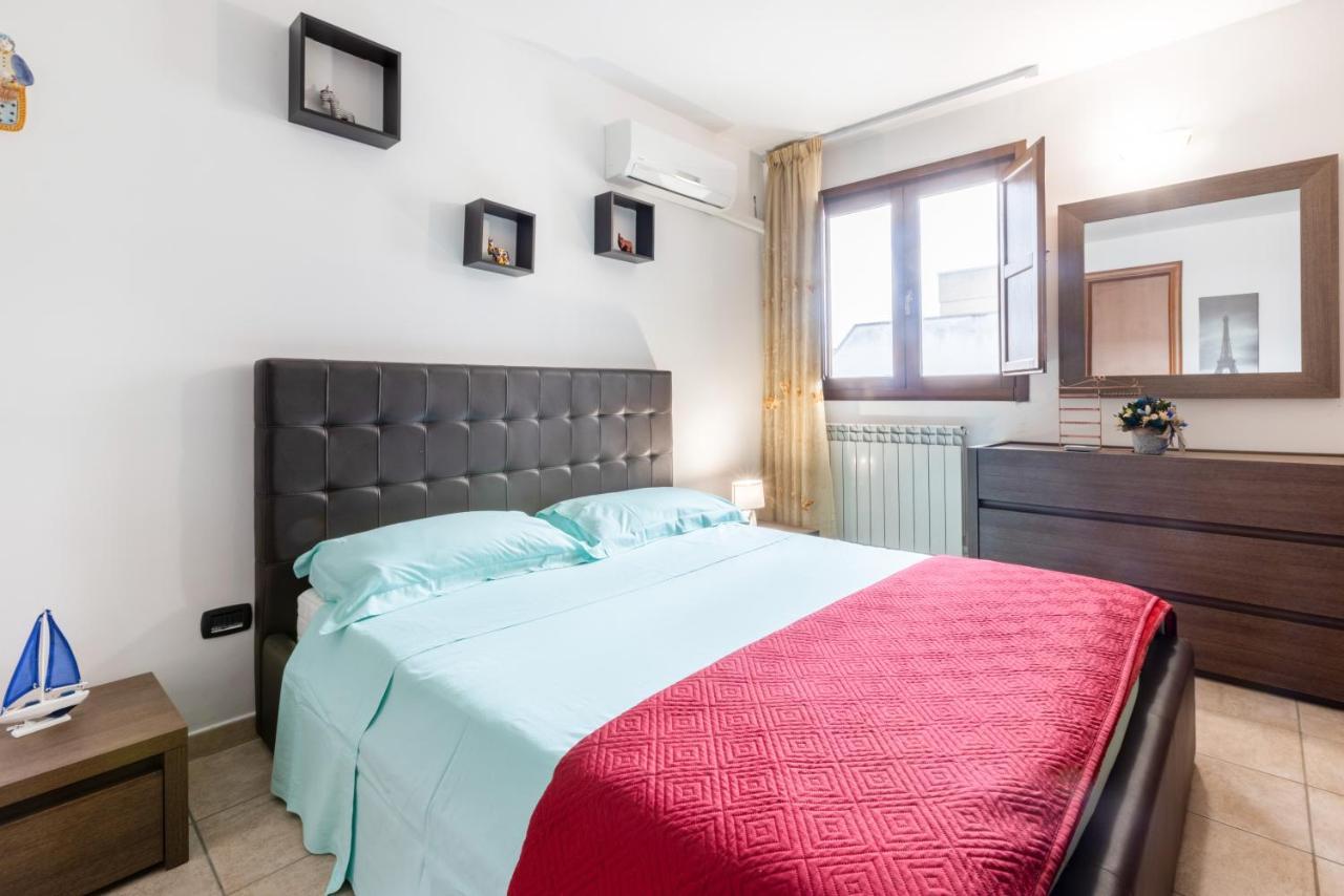 Lecce Colorful Flat With Terrace & Parking Apartment Ngoại thất bức ảnh