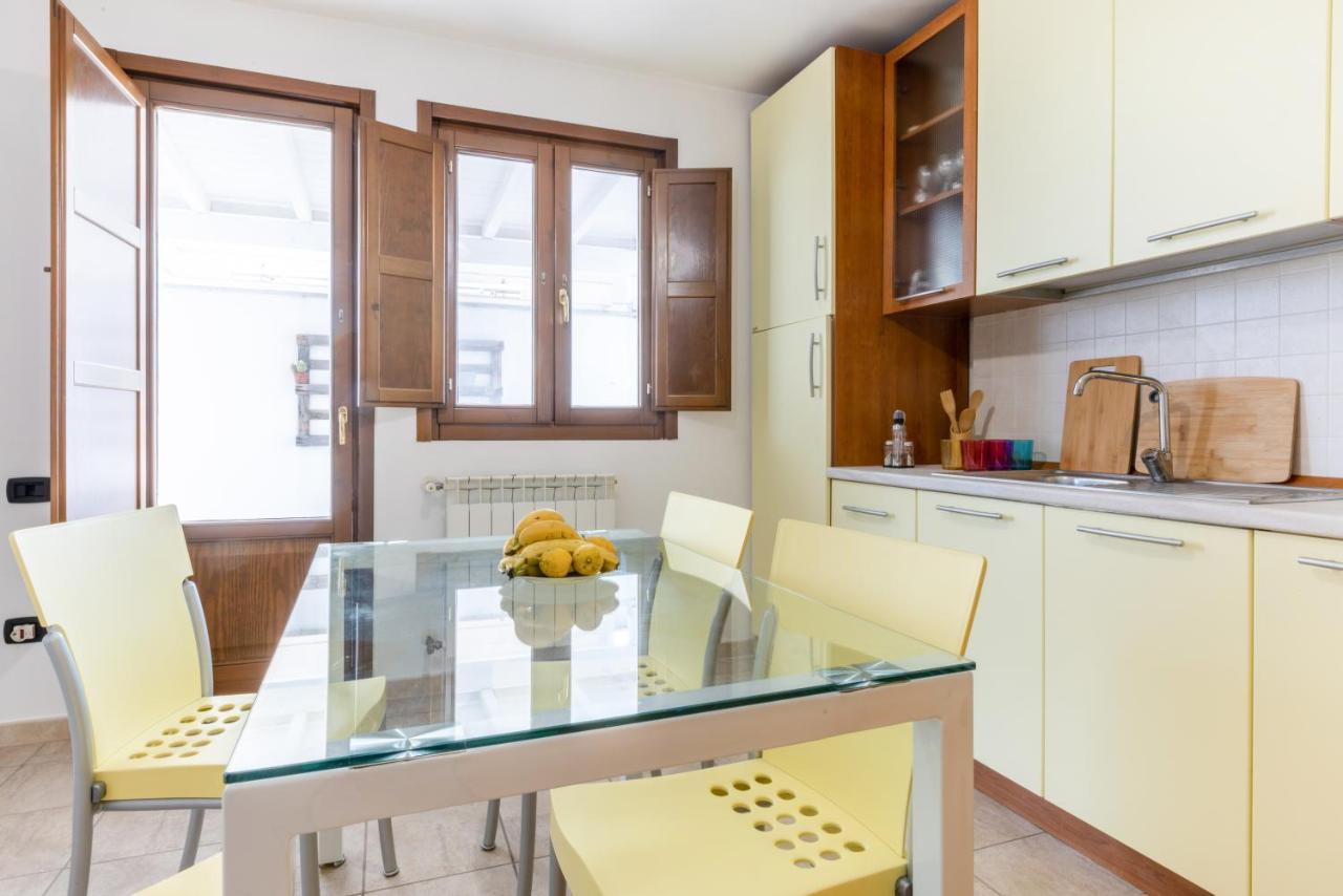 Lecce Colorful Flat With Terrace & Parking Apartment Ngoại thất bức ảnh