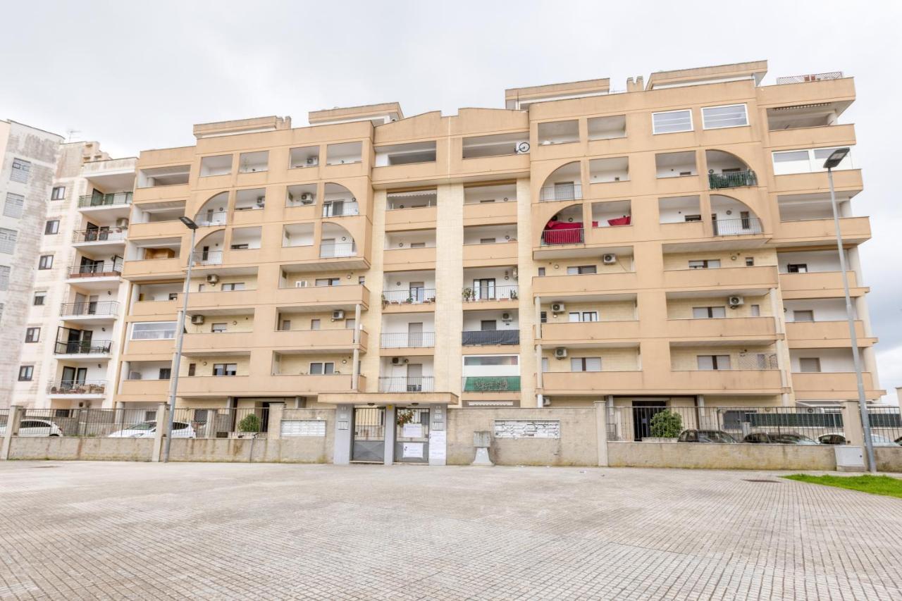 Lecce Colorful Flat With Terrace & Parking Apartment Ngoại thất bức ảnh